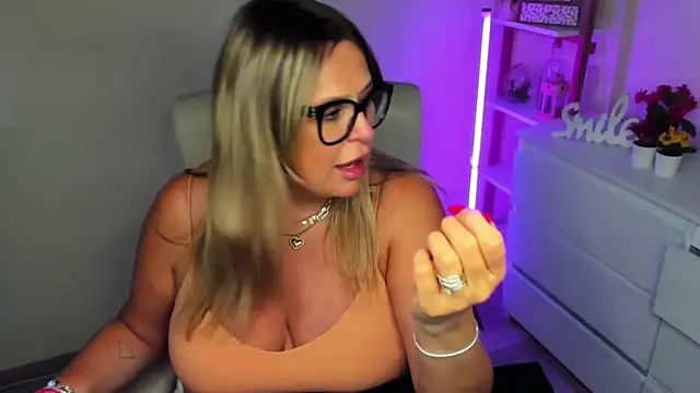 Snapshot of teaseDiana chatting on March 13, 2025, 9:54 am teaseDiana online show from March 13, 2025, 9:54 am