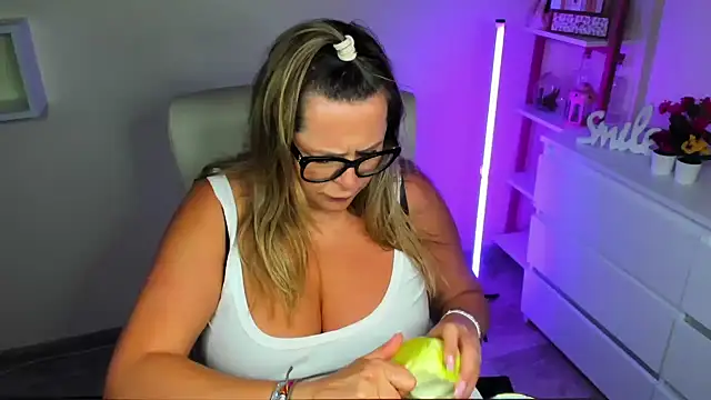 Snapshot of teaseDiana chatting on March 19, 2025, 2:02 pm teaseDiana online show from March 19, 2025, 2:02 pm