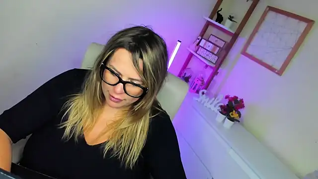 Snapshot of teaseDiana chatting on March 21, 2025, 7:11 am teaseDiana online show from March 21, 2025, 7:11 am