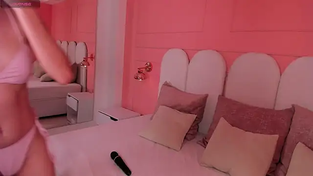 emilly williams  online show from December 4, 2024, 8:29 pm