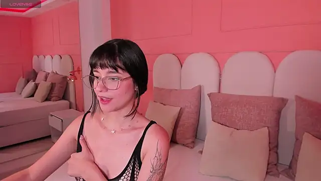 emilly williams  online show from December 19, 2024, 8:13 pm