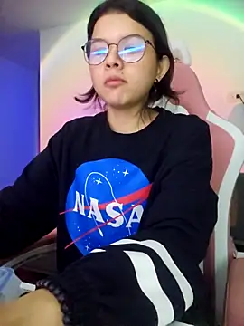 Snapshot of azumiichan chatting on October 16, 2025, 12:00 am azumiichan online show from October 16, 2025, 12:00 am