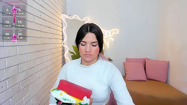 Snapshot of Chiara_tay chatting on February 10, 2025, 7:17 pm Chiara tay online show from February 10, 2025, 7:17 pm