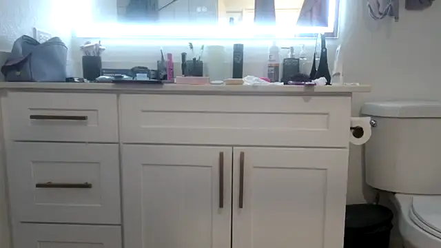 QueenLolaX online show from April 18, 2026, 4:27 am