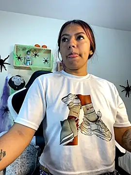 Snapshot of Ivann4 chatting on October 22, 2025, 7:57 pm Ivann4 online show from October 22, 2025, 7:57 pm