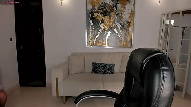 Snapshot of KatieStonne chatting on November 4, 2025, 1:05 am KatieStonne online show from November 4, 2025, 1:05 am