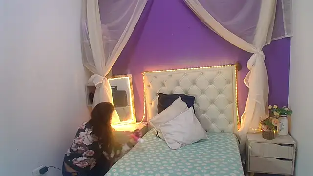 Snapshot of Ingrid_Casas chatting on December 19, 2024, 5:18 pm Ingrid Casas online show from December 19, 2024, 5:18 pm