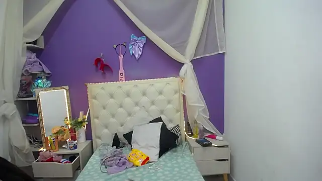 Snapshot of Ingrid_Casas chatting on February 13, 2025, 12:02 am Ingrid Casas online show from February 13, 2025, 12:02 am