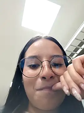 Snapshot of _vaness chatting on March 3, 2026, 11:43 pm vaness online show from March 3, 2026, 11:43 pm