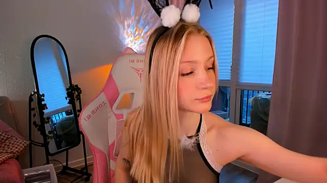 Eva Davi online show from April 6, 2026, 3:37 am