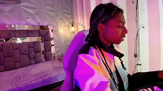 Queen perla  online show from February 8, 2026, 6:44 pm