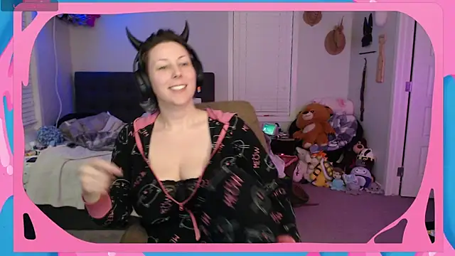 Snapshot of CirqueNoirBlu chatting on October 29, 2025, 3:20 am CirqueNoirBlu online show from October 29, 2025, 3:20 am