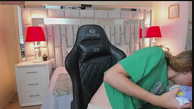 mariiahneedles online show from December 6, 2024, 12:12 am