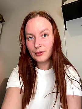 Snapshot of EmmaWarren chatting on October 24, 2025, 5:42 pm EmmaWarren online show from October 24, 2025, 5:42 pm