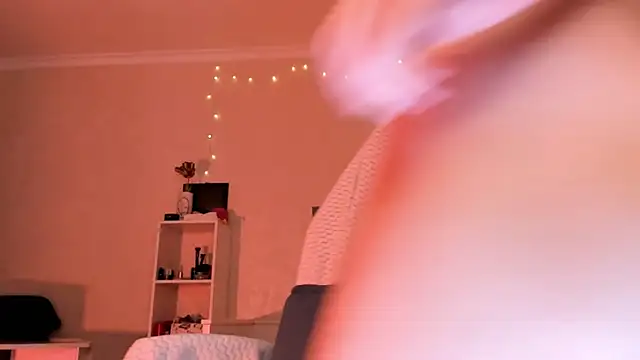 Britney Ross online show from December 1, 2025, 3:33 am