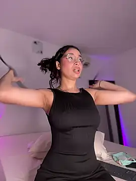 Snapshot of Hips_hannah chatting on December 16, 2024, 3:40 am Hips hannah online show from December 16, 2024, 3:40 am