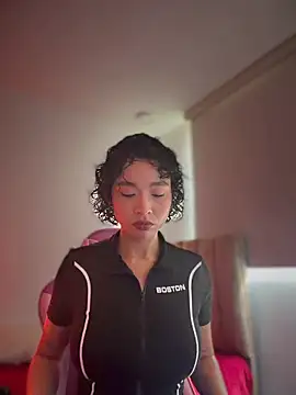 Snapshot of Hips_hannah chatting on June 26, 2026, 6:01 pm Hips hannah online show from June 26, 2026, 6:01 pm