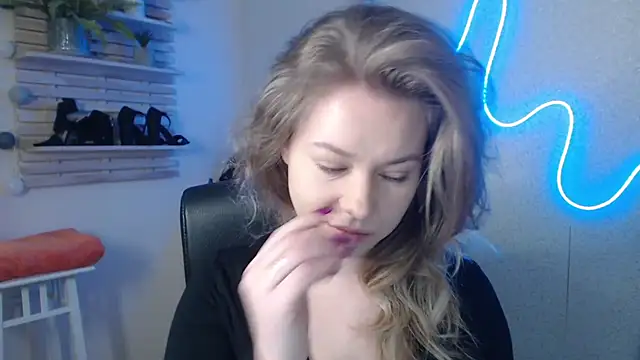 Snapshot of holly_xglam chatting on February 18, 2025, 8:05 am holly xglam online show from February 18, 2025, 8:05 am