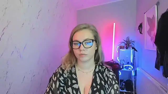 Snapshot of holly_xglam chatting on October 29, 2025, 7:04 pm holly xglam online show from October 29, 2025, 7:04 pm