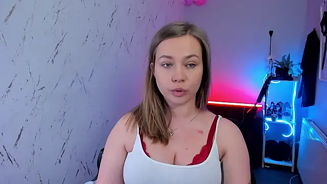 holly xglam online show from March 10, 2026, 7:19 pm