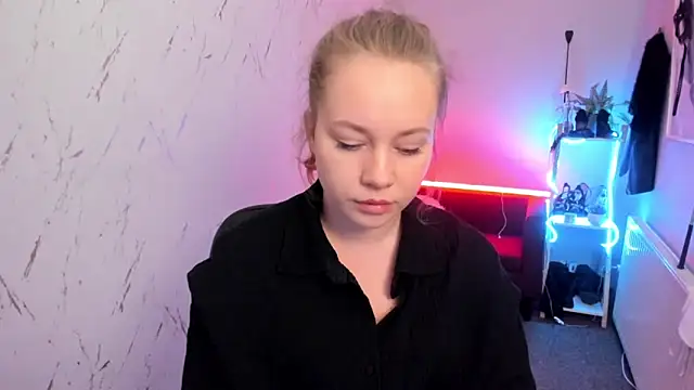 holly xglam online show from April 9, 2026, 7:52 pm