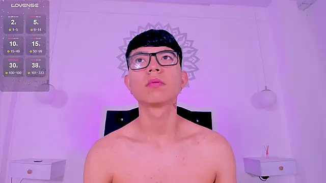 Snapshot of CodyTwink chatting on December 4, 2025, 2:59 pm CodyTwink online show from December 4, 2025, 2:59 pm