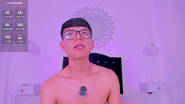 Snapshot of CodyTwink chatting on January 17, 2026, 4:43 pm CodyTwink online show from January 17, 2026, 4:43 pm