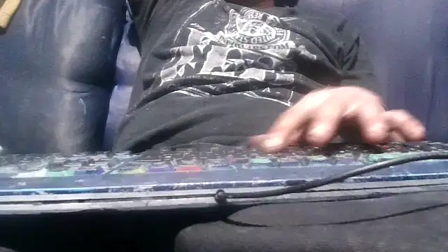 Snapshot of robeaulieu02 chatting on March 17, 2025, 4:40 am robeaulieu02 online show from March 17, 2025, 4:40 am