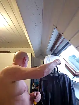 andrejoyfull64 online show from February 4, 2025, 3:57 pm