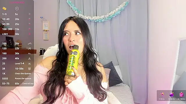 Chloe fischer  online show from April 15, 2026, 7:58 pm