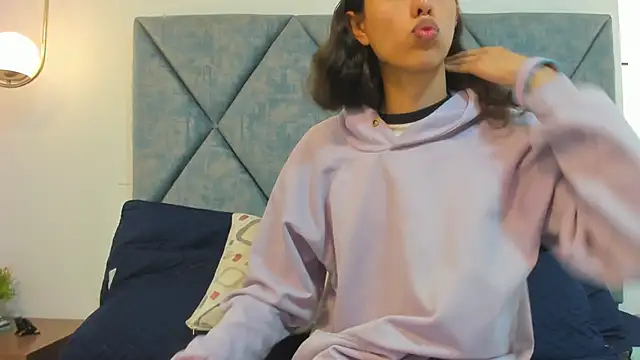 FreyaMoller online show from October 18, 2025, 5:35 pm