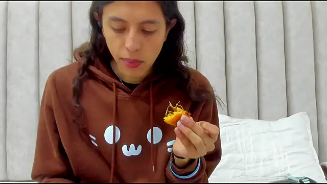 Snapshot of FreyaMoller chatting on December 2, 2025, 1:28 pm FreyaMoller online show from December 2, 2025, 1:28 pm