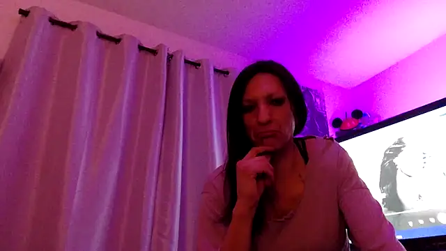 Snapshot of kendra_g33 chatting on December 21, 2024, 9:33 am kendra g33 online show from December 21, 2024, 9:33 am