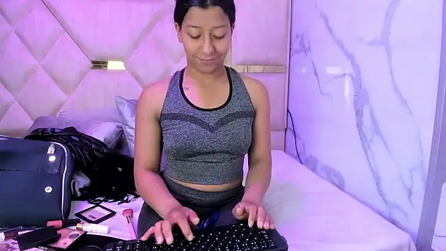 Snapshot of VaneLin18 chatting on February 3, 2026, 4:45 pm VaneLin18 online show from February 3, 2026, 4:45 pm