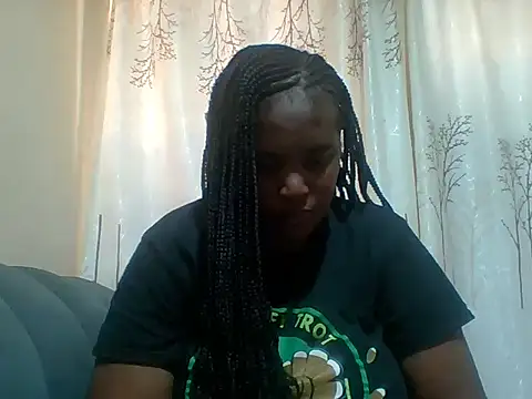 Snapshot of Beauty_beee chatting on October 19, 2025, 11:00 am Beauty beee online show from October 19, 2025, 11:00 am