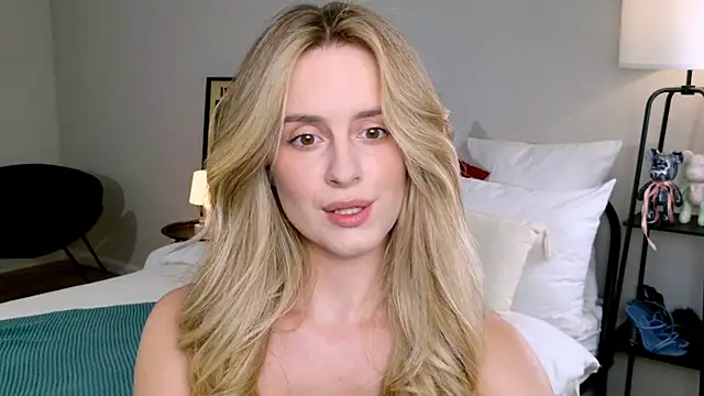 RozzitaBedberry online show from October 12, 2025, 1:21 pm