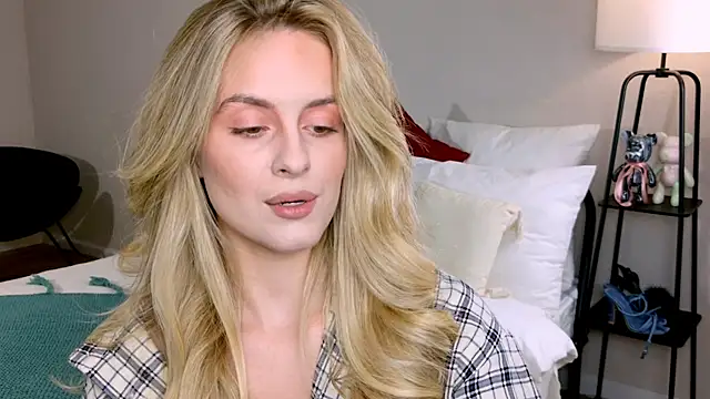 RozzitaBedberry online show from October 19, 2025, 1:45 pm