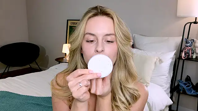 RozzitaBedberry online show from November 7, 2025, 1:11 pm