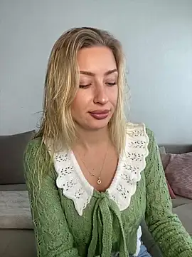 belle98 online show from December 15, 2025, 12:31 pm