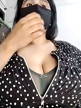 Snapshot of Tishani chatting on November 4, 2025, 4:17 pm Tishani online show from November 4, 2025, 4:17 pm