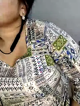 Snapshot of Tishani chatting on December 5, 2025, 5:31 pm Tishani online show from December 5, 2025, 5:31 pm