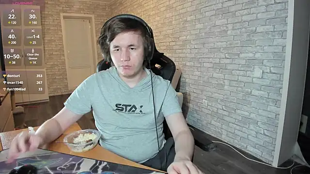 iliaskrislove online show from March 3, 2025, 2:26 pm