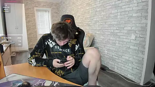 iliaskrislove online show from March 12, 2025, 10:05 am