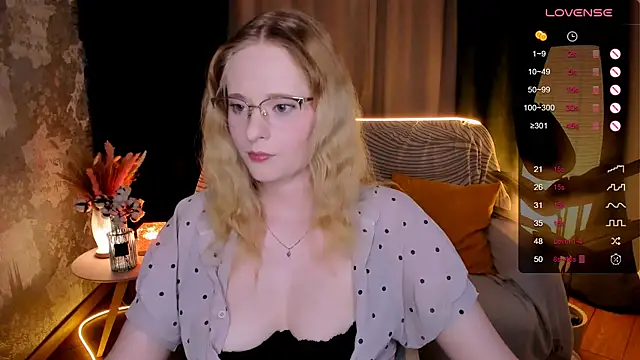 Snapshot of Aemilia_ chatting on November 10, 2025, 8:35 am Aemilia online show from November 10, 2025, 8:35 am