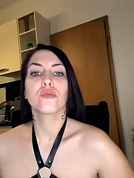 Snapshot of Linalicious chatting on December 2, 2024, 5:26 pm Linalicious online show from December 2, 2024, 5:26 pm