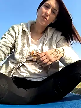 Snapshot of Linalicious chatting on March 10, 2025, 1:21 pm Linalicious online show from March 10, 2025, 1:21 pm