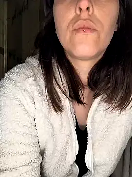 Snapshot of Linalicious chatting on March 18, 2025, 5:42 pm Linalicious online show from March 18, 2025, 5:42 pm