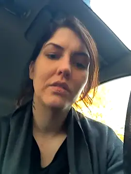 Snapshot of Linalicious chatting on November 5, 2025, 3:12 pm Linalicious online show from November 5, 2025, 3:12 pm