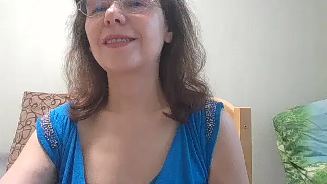 Snapshot of HollyJewel chatting on June 17, 2026, 4:19 pm HollyJewel online show from June 17, 2026, 4:19 pm