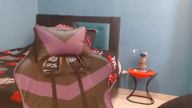 Liaroberts1 online show from January 5, 2026, 5:27 pm